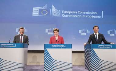 Image:
Carlos Moedas, commissaire,
Kristalina Georgieva, vice-présidente
de la Commission, et Jyrki Katainen, vice-président de la Commission, annoncent l’aboutissement des négociations sur la création d’un Fonds européen pour les investissements stratégiques, Bruxelles, le 28 mai 2015.