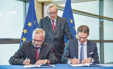 Bild:
Werner Hoyer, Präsident der Europäischen Investitionsbank, Jean-Claude Juncker, Präsident der Europäischen Kommission, und Jyrki Katainen, Vizepräsident der Europäischen Kommission, unterzeichnen die Vereinbarung über den Europäischen Fonds für strategische Investitionen. Brüssel, 22. Juli 2015