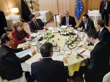 Image:
(Dans le sens des aiguilles d’une montre, en partant du bas à gauche) François Hollande, président français, Angela Merkel, chancelière allemande, Jeroen Dijsselbloem, président de l’Eurogroupe, Jean-Claude Juncker, président de la Commission européenne, Alexis Tsipras, Premier ministre grec, Donald Tusk, président du Conseil européen, Uwe Corsepius, secrétaire général du Conseil de l’Union européenne, et Mario Draghi, président de la Banque centrale européenne, examinent les finances publiques de la Grèce, Bruxelles, le 19 mars 2015.