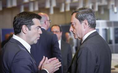 Image:
Alexis Tsipras, Premier ministre grec, en discussion avec Mario Draghi, président de la Banque centrale européenne, lors du sommet de la zone euro, Bruxelles, le 7 juillet 2015.