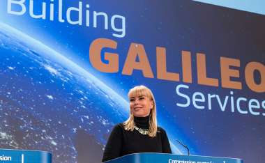 Bild:
EU-Kommissarin Elżbieta Bieńkowska bei einer Pressekonferenz nach dem erfolgreichen Start zweier Galileo-Satelliten. Brüssel, 31. März 2015