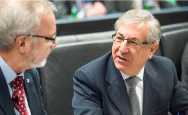 Image:
Werner Hoyer, président de la Banque européenne d’investissement, et Karmenu Vella, commissaire, lors de la conférence de la Banque européenne d’investissement sur le thème «Financement de l’économie circulaire», Luxembourg, le 10 décembre 2015.