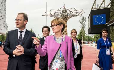 Image:
Tibor Navracsics, commissaire, et Mairead McGuinness, vice-présidente du Parlement européen, visitent l’exposition universelle de Milan (Italie), le 8 mai 2015.