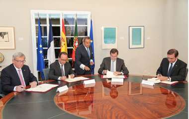 Image:
(Assis, de gauche à droite) Jean-Claude Juncker, président de la Commission européenne, François Hollande, président français, Mariano Rajoy, Premier ministre espagnol, et Pedro Passos Coelho, Premier ministre portugais, signent la déclaration de Madrid pour mieux relier la péninsule Ibérique au reste du marché énergétique de l’UE, Madrid (Espagne), le 4 mars 2015.