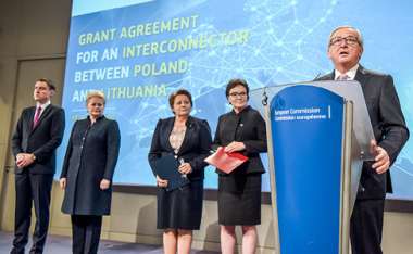 Bild:
Taavi Rõivas, Ministerpräsident Estlands, Dalia Grybauskaitė, Präsidentin Litauens, Laimdota Straujuma, Ministerpräsidentin Lettlands, Ewa Kopacz, Minsterpräsidentin Polens, und Jean-Claude Juncker, Präsident der Europäischen Kommission, kündigen das Gasverbundprojekt zwischen Polen und Litauen an. Brüssel, 15. Oktober 2015