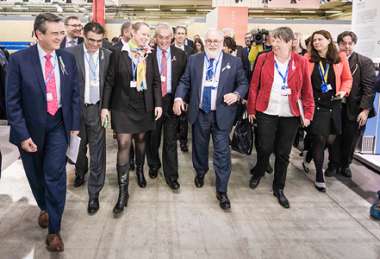 Bild:
Carole Dieschbourg, luxemburgische Umweltministerin und Vorsitzende des Rates der Europäischen Union (Dritte von links), und EU-Kommissar Miguel Arias Cañete (Vierter von rechts) an der Spitze einer Delegation der „Koalition der Ehrgeizigen“ bei der Klimakonferenz in Paris, 12. Dezember 2015