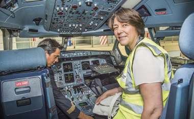 Slika:
Komisarka Violeta Bulc na obisku letališča Zaventem v Belgiji, 2. julija 2015.