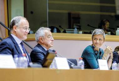 Image:
Margrethe Vestager, commissaire (à droite), participe à un échange de vues avec Roberto Gualtieri, président de la commission des affaires économiques et monétaires du Parlement (à gauche), et Alain Lamassoure, président de la commission spéciale sur les rescrits fiscaux et autres mesures similaires par leur nature ou par leur effet (au centre), Bruxelles, le 17 septembre 2015.