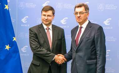 Bild:
Kommissionsvizepräsident Valdis Dombrovskis und der litauische Ministerpräsident Algirdas Butkevičius anlässlich des Beitritts Litauens zum Euro-Währungsgebiet. Vilnius (Litauen), 14. Januar 2015