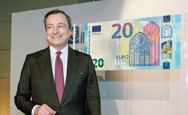 Slika:
Predsednik Evropske centralne banke Mario Draghi predstavi nov bankovec za 20 evrov, Frankfurt, Nemčija, 24. februarja 2015.