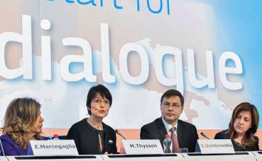 Image:
Emma Marcegaglia, présidente de BusinessEurope, Marianne Thyssen, commissaire, Valdis Dombrovskis, vice-président de la Commission, et Valeria Ronzitti, secrétaire générale du Centre européen des employeurs et des entreprises fournissant des services publics, à la conférence de haut niveau «Un nouveau départ pour le dialogue social», Bruxelles, le 5 mars 2015.