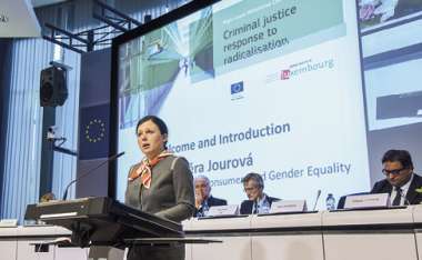 Image:
Vĕra Jourová, commissaire, à la conférence ministérielle de haut niveau «Réponse de la justice pénale à la radicalisation», Bruxelles,
le 19 octobre 2015.