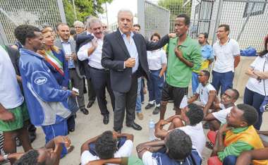 Image:
Dimitris Avramopoulos, commissaire, s’entretenant avec des réfugiés à Lampedusa (Italie), le 9 octobre 2015.