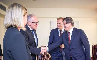 Image:
Federica Mogherini, haute représentante/vice-présidente de la Commission, Frans Timmermans, vice-président de la Commission, et Donald Tusk, président du Conseil européen, rencontrent Ahmet Davutoğlu, Premier ministre turc, à l’Assemblée générale des Nations unies, New York (États-Unis), le 29 septembre 2015.