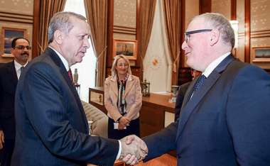 Bild:
Der türkische Staatspräsident Recep Tayyip Erdoğan und der Erste Kommissionsvizepräsident Frans Timmermans erörtern die Flüchtlingskrise. Ankara (Türkei), 15. Oktober 2015