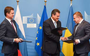 Image:
Maroš Šefčovič, vice-président de la Commission (au centre), Alexander Novak, ministre russe de l’énergie (à gauche), et Volodymyr Demchyshyn, ministre ukrainien de l’énergie et de l’industrie houillère (à droite), après être parvenus à un accord sur le paquet «hiver» des livraisons de gaz à l’Ukraine, Bruxelles,
le 25 septembre 2015.