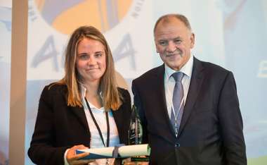 Image:
Vytenis Andriukaitis, commissaire, en compagnie d’une lauréate du prix européen de la santé 2015, décerné à des organisations non gouvernementales qui se sont distinguées dans le cadre de la lutte contre l’épidémie d’Ebola, Mondorf-les-Bains (Luxembourg), le 12 octobre 2015.