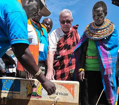 Bild:
EU-Kommissar Neven Mimica an einem Brunnen bei einem Besuch in Samburu County (Kenia), 18. September 2015