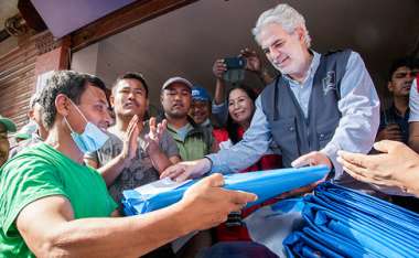 Bild:
EU-Kommissar Christos Stylianides hilft bei der Verteilung der EU-Soforthilfe in Nepal nach einem Erdbeben, bei dem über 8 500 Menschen ums Leben kamen und noch mehr verletzt wurden. Khokana (Nepal), 2. Mai 2015