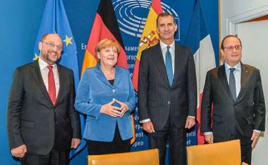 Bild:
Der Präsident des Europäischen Parlaments Martin Schulz, die deutsche Bundeskanzlerin Angela Merkel, Seine Majestät König Felipe VI. von Spanien und der französische Staatspräsident François Hollande im Europäischen Parlament. Straßburg, 7. Oktober 2015