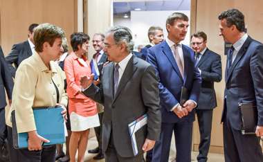 Image:
Kristalina Georgieva, vice-présidente (à gauche), en discussion avec Vítor Manuel da Silva Caldeira, président de la Cour des comptes européenne (au centre), Bruxelles,
le 23 septembre 2015.