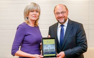 Image:
Emily O’Reilly, médiatrice européenne, présente son rapport annuel à Martin Schulz, président du Parlement européen, Bruxelles, le 26 mai 2015.