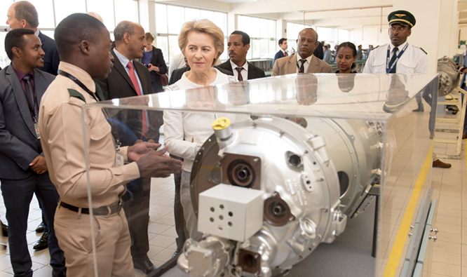A presidente da Comissão Europeia, Ursula von der Leyen, visita a Academia da Aviação da Etiópia, em Adis Abeba.