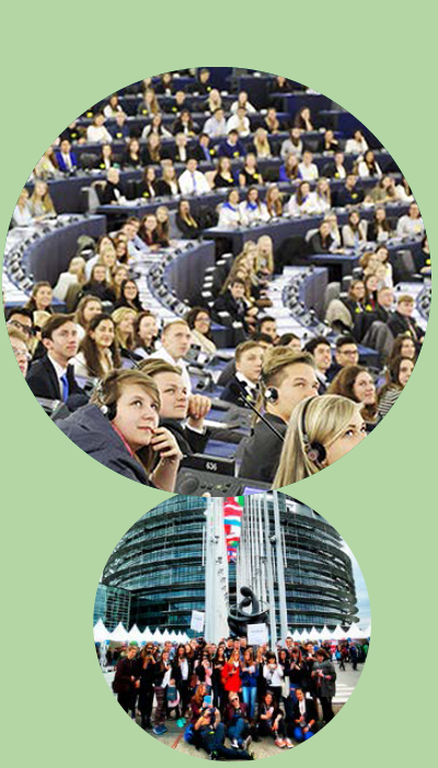 Des jeunes assis au Parlement européen. / Un groupe de jeunes rassemblés devant le bâtiment du Parlement européen à Strasbourg.
