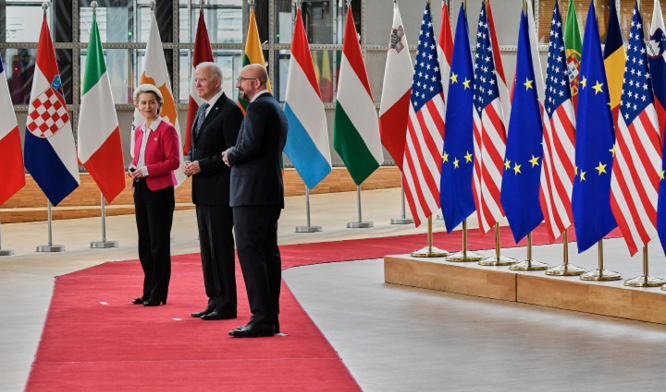 Ursula von der Leyen, az Európai Bizottság elnöke, Charles Michel, az Európai Tanács elnöke és Joe Biden, az Amerikai Egyesült Államok elnöke állnak az Európai Tanács épületének előterében.