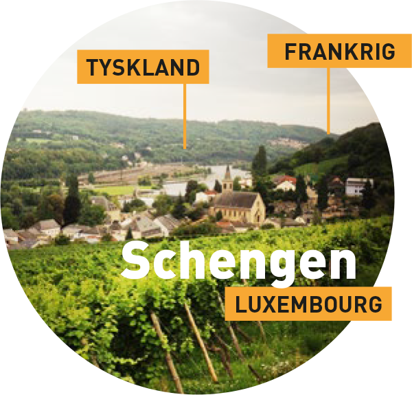 Byen Schengen i Luxembourg, tæt på Luxembourgs grænse til Tyskland og Frankrig med skilte, der viser vej til grænserne til Tyskland og Frankrig.