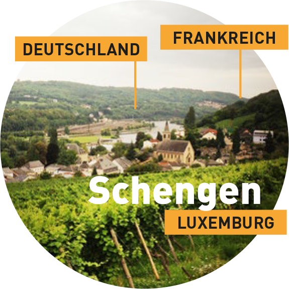 Die an der Grenze zu Deutschland und Frankreich gelegene luxemburgische Stadt Schengen mit Tafeln, die auf die Grenznähe hinweisen.