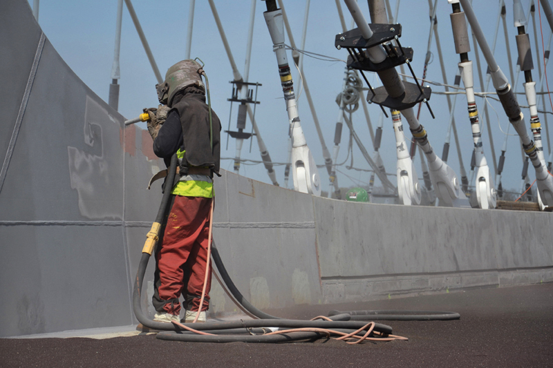 Robotnik przy pracy na budowie nowego mostu