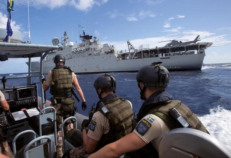 Szwedzcy marynarze podczas wspólnych ćwiczeń ze szwedzkim okrętem wojennym w ramach unijnej grupy zadaniowej ds. ścigania somalijskich piratów