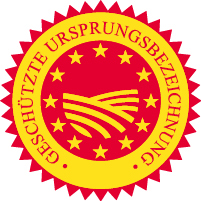Das Logo „Geschützte Ursprungsbezeichnung“ ist ein rot-gelber Kreis. In der Mitte ist ein Acker abgebildet, der von 12 Sternen umgeben ist. Die Sterne wiederum umgibt der Schriftzug „Geschützte Ursprungsbezeichnung“.