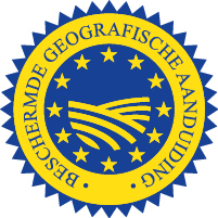 Het logo van “beschermde geografische aanduiding” (bga/pgi) is een blauwe en gele cirkel. In het midden staat een akker met twaalf sterren eromheen. De woorden “beschermde geografische aanduiding” staan om de sterren heen.