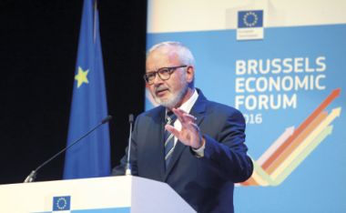 Imagen: Werner Hoyer, presidente del Banco Europeo de Inversiones, se dirige al Foro Económico de Bruselas 2016. Bruselas, 9 de junio de 2016. © Unión Europea