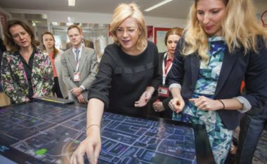 Imagen: La comisaria Corina Crețu visita el Smart City Experience Lab. Ámsterdam (Países Bajos), 22 de abril de 2016. © Unión Europea