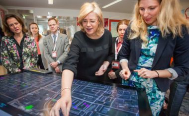 Ritratt: Il-Kummissarju Corina Crețu qed iżżur Smart City Experience Lab, Amsterdam, l-Olanda, it-22 ta’ April 2016. © L-Unjoni Ewropea