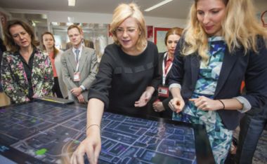 Illustratie: Commissaris Corina Crețu bezoekt het Smart City Experience Lab, Amsterdam, Nederland, 22 april 2016. © Europese Unie