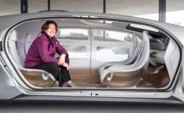 Slika: Povjerenica Violeta Bulc na predstavljanju samovozećih automobila na sajmu Innovation Expo, Amsterdam, Nizozemska, 14. travnja 2016. © Europska unija