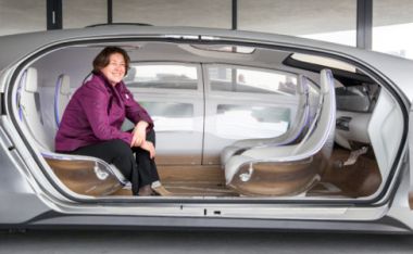 Slika: Komisarka Violeta Bulc pri predstavitvi avtomobilov brez voznika na sejmu inovacij Innovation Expo, Amsterdam, Nizozemska, 14. aprila 2016 © Evropska unija