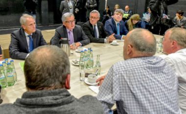 Zdjęcie: Jean-Claude Juncker, przewodniczący Komisji Europejskiej (pośrodku), spotyka się z przedstawicielami przedsiębiorstw mleczarskich, St. Vith, Belgia, 15 listopada 2016 r. © Unia Europejska