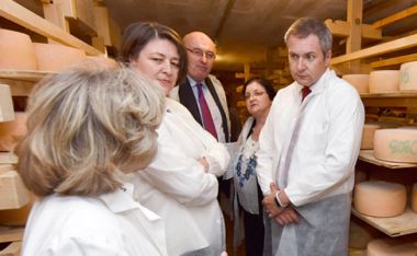 Slika: Posjet povjerenika Violete Bulc i Phila Hogana te slovenskog ministra poljoprivrede, šumarstva i prehrane Dejana Židana (desno) gospodarstvu Pustotnik koje se bavi proizvodnjom mliječnih proizvoda i promiče potrošnju lokalnih proizvoda, Gorenja vas – Poljane, Slovenija, 14. srpnja 2016.  © Europska unija