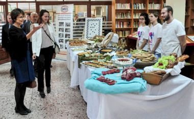 Ritratt: Il-Kummissarju Marianne Thyssen qed tiltaqa’ mal-istudenti ta’ Kulleġġ Vokazzjonali f’Ateni, il-Greċja, il-21 ta’ April 2016. © L-Unjoni Ewropea