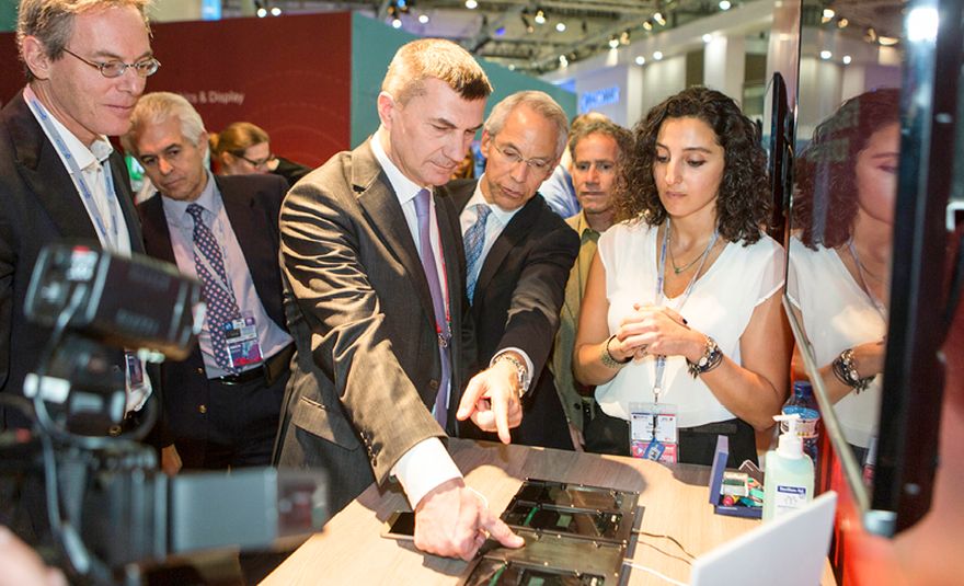 Kép: Andrus Ansip, az Európai Bizottság alelnöke (középen) következő generációs, vezeték nélküli technológiával ismerkedik a Mobile World Congress 2016 rendezvényen. Barcelona, Spanyolország, 2016. február 22. © Európai Unió