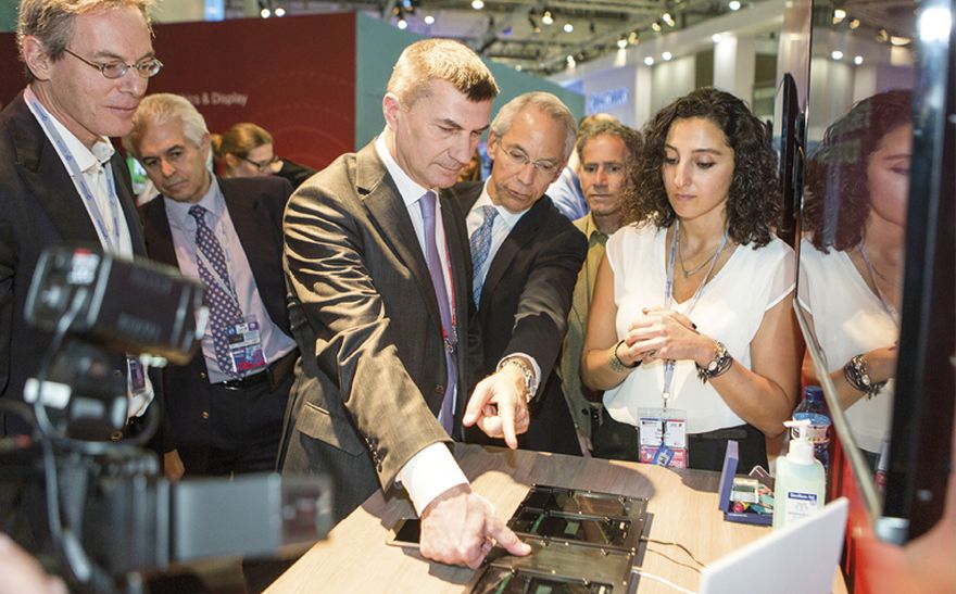 Imagem: O vice-presidente da Comissão Andrus Ansip (ao centro) testa tecnologias sem fios de próxima geração no Congresso Mundial de Tecnologia Móvel de 2016 que decorreu em Barcelona, Espanha, em 22 de fevereiro de 2016. © União Europeia