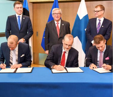 Bild: Taavi Veskimägi, vd för Elering, Andreas Boschen, chef för avdelningen för Fonden för ett sammanlänkat Europa vid genomförandeorganet för innovation och nätverk, och Herkko Plit, vd för Baltic Connector AB, skriver under ett avtal om investeringar i den första gasledningen mellan Estland och Finland. I ceremonin deltar även Estlands premiärminister Taavi Rõivas, EU-kommissionens ordförande Jean-Claude Juncker och Finlands statsminister Juha Sipilä, Bryssel den 21 oktober 2016. © Europeiska unionen