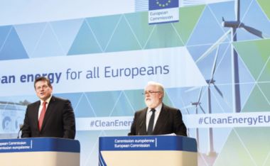Imagen: Maroš Šefčovič, vicepresidente de la Comisión, y el comisario Miguel Arias Cañete ofrecen una conferencia de prensa conjunta sobre el paquete de energía limpia. Bruselas, 30 de noviembre de 2016. © Unión Europea