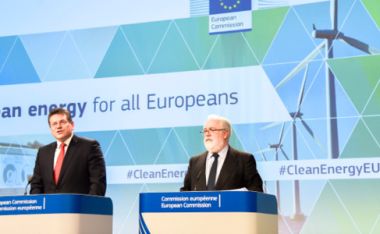 Immagine: Maroš Šefčovič, vicepresidente della Commissione, e il commissario Miguel Arias Cañete alla conferenza stampa congiunta sul pacchetto Energia pulita, Bruxelles, 30 novembre 2016. © Unione europea