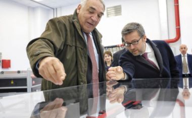 Image: Commissioner Carlos Moedas (right) receives a presentation of the ‘Extreme light infrastructure’ project from its director, Nicolae-Victor Zamfir, Măgurele, Romania, 11 October 2016. © European Union